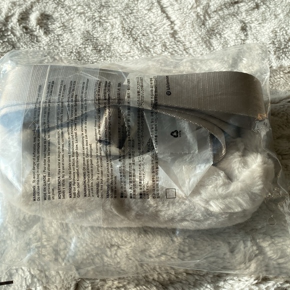 Lululemon 1L Everywhere Belt Bag Plush Fleece Bone/Silver - Picture 4 of 6